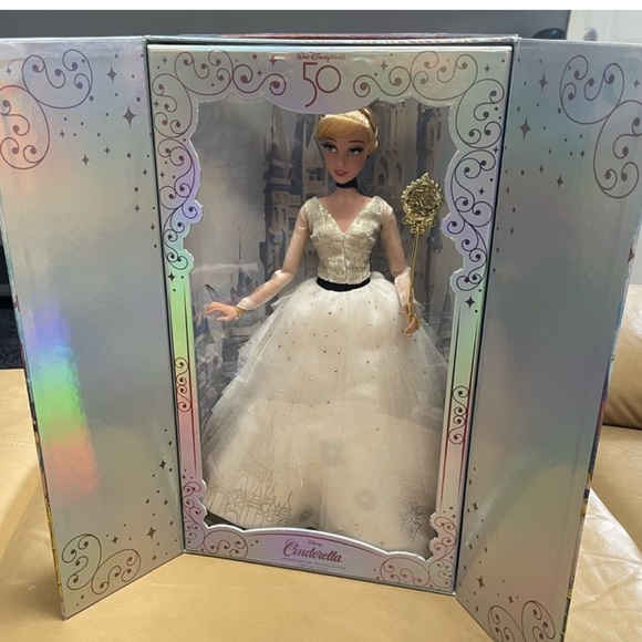 Disney Princess Cinderella Doll with Gold and White Gown. Collectable, retired - Picture 3 of 12